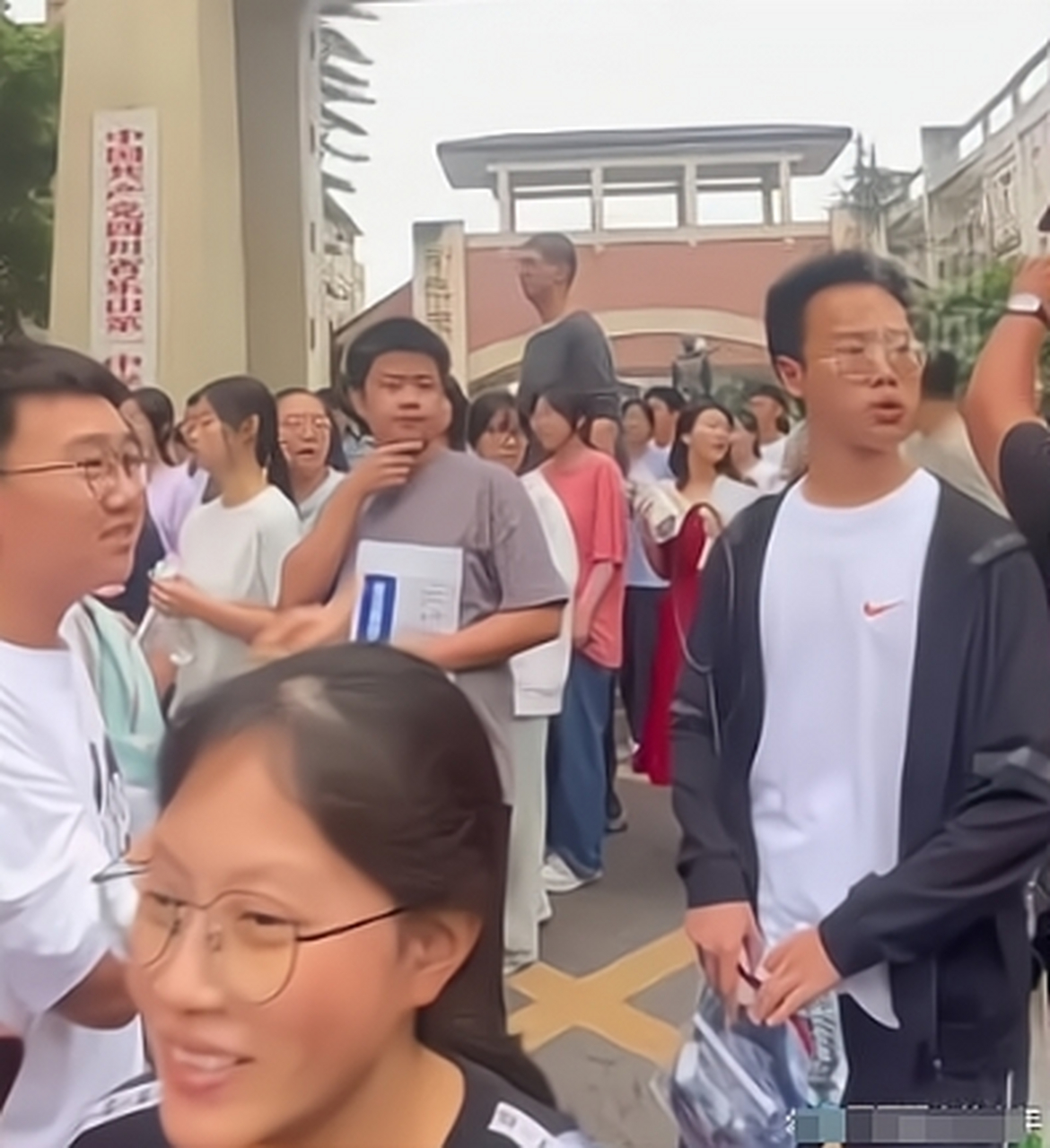 考场现2米23高考生，挑战极限的青春力量，青春力量挑战极限，考场上的2米23高考生